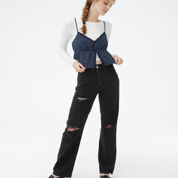 Aeropostale Floral Lace-Trim V-Neck Cropped Cami - Picture 4 of 9